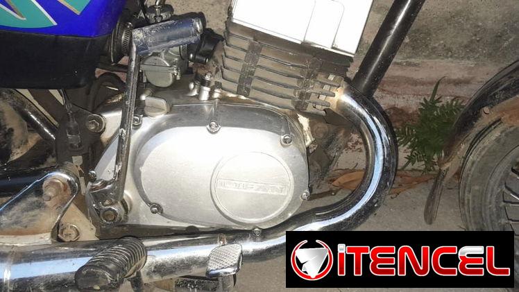 Vendo moto suzuki x100 con chapa y lista para traspaso