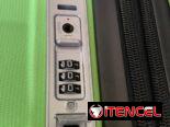 Maletas de viaje de 10 kg con candado numérico. También tiene puertos de carga y cables para cargar el celular