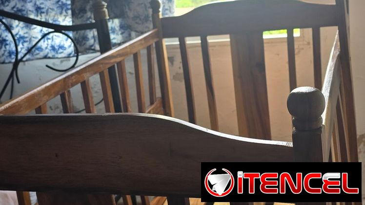 Cuna de madera con accesorios