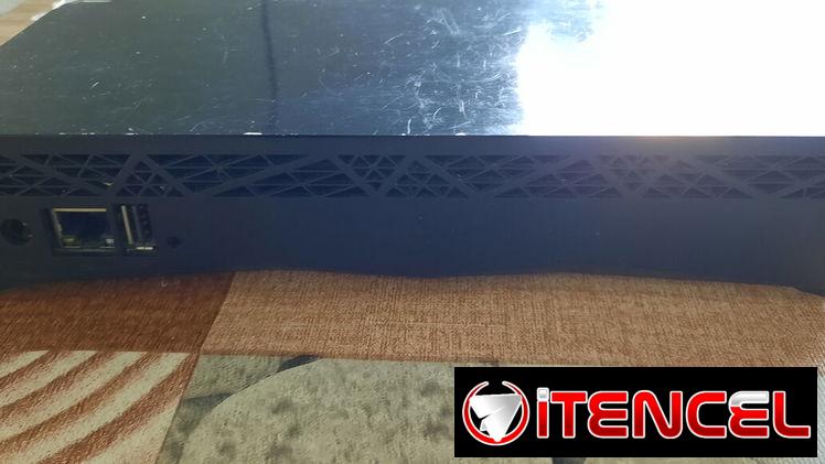 Caja de NAS con sus cables