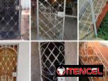 Se fabrican puertas, ventanas y rejas, pintadas con sus cristales y con su yale y trasporte incluido listas para poner