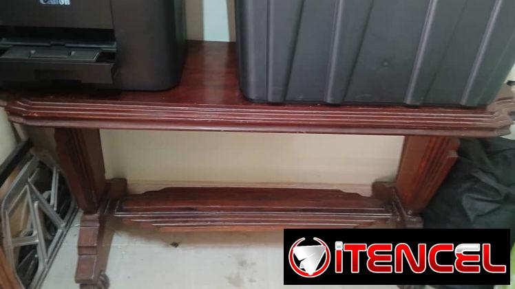 Juegos de sillones de caoba con una mesita antiguos en 200usd
