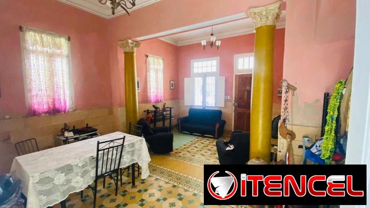 Se vende casa puerta calle con garaje en el Vedado, a una cuadra de la embajada de Estados Unidos y del malecón
