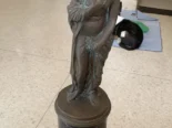 Estatuilla de bronce con base de mármol negro