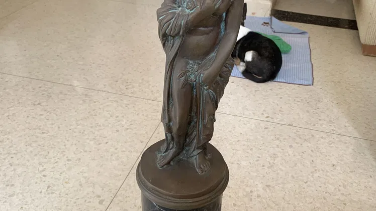 Estatuilla de bronce con base de mármol negro