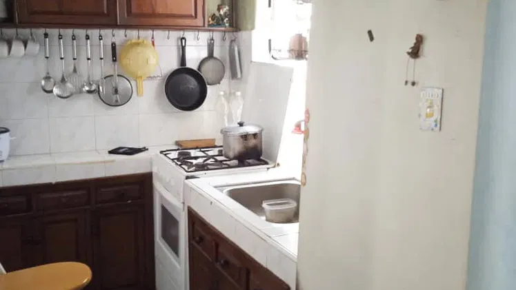 Vendo departamento en el Vedado muy céntrico, construcción antigua en muy buen estado