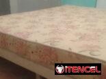 Cama imperial con colchón.