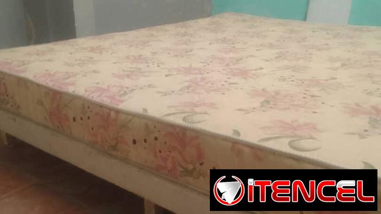 Cama imperial con colchón.