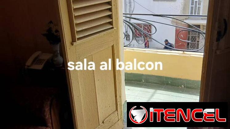 Se vende apartamento en Santo Suárez, ubicado en un primer piso con balcón a la calle