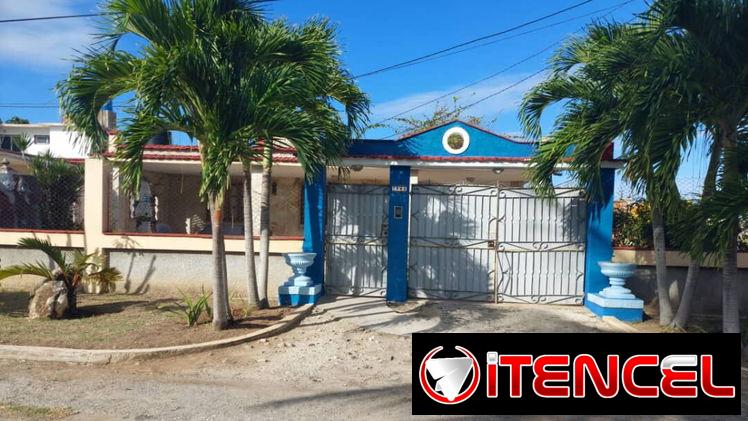 Casa Yanet con piscina grande de 3 habitaciones en Guanabo con sus paneles. Whatssap 5 2959440