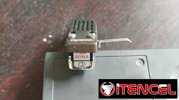 Vendo porta cápsula de Tocadiscos con unidad Radiotecnica tu oralmente funcional