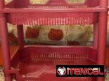 Venta de estantes plásticos, cubos con tapa, velas, fosforeras, pasta de dientes.