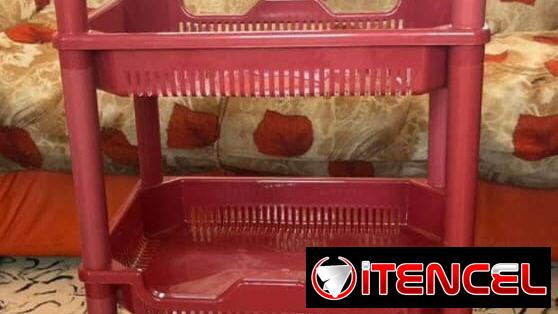 Venta de estantes plásticos, cubos con tapa, velas, fosforeras, pasta de dientes.