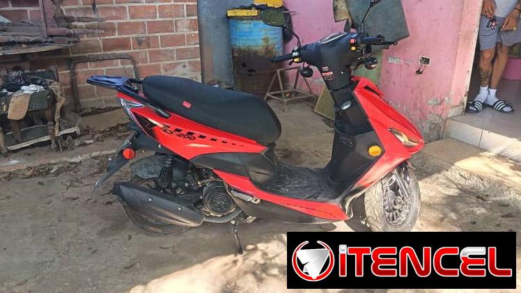 Se vende esta moto 🏍 de gasolina ⛽️, solamente 3 meses de uso es automática
