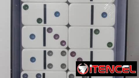 DOMINO IMPORTADO DE NÁCAR de colores parte de atrás blanca (FICHA MEDIANA)
