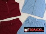 Conjunto de short y camisetas.