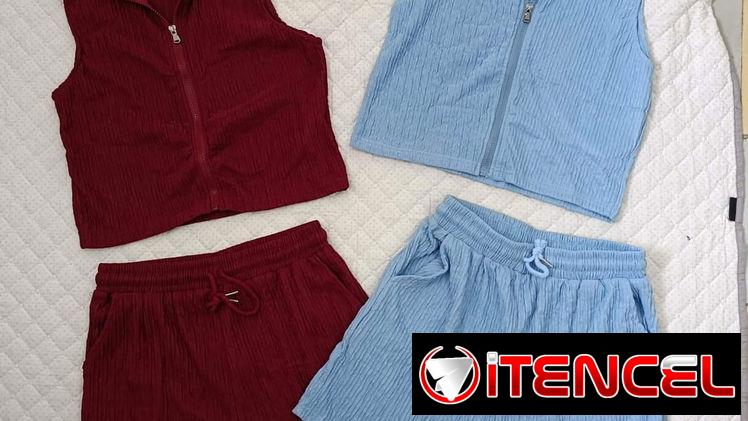 Conjunto de short y camisetas.