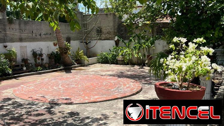 Venta de bajos de biplanta amplio en avenida Santa Amalia