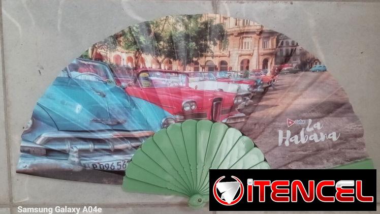 Abanico nuevo con imagen de autos antiguos, Parque Central y Museo de Bellas Artes de fondo. La Habana