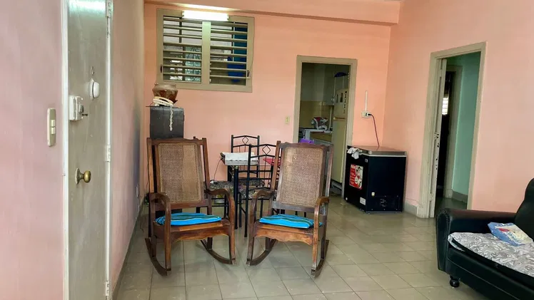 AMPLIO APARTAMENTO EN EXCELENTE EDIFICIO – CENTRO HABANA MUY CERCA DE INFANTA y ZANJA