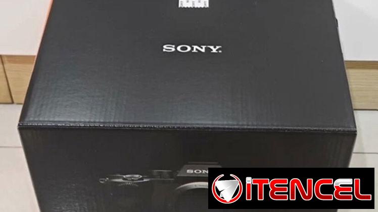 Solo el cuerpo de la cámara digital sin espejo Sony A7RV, completamente nueva.