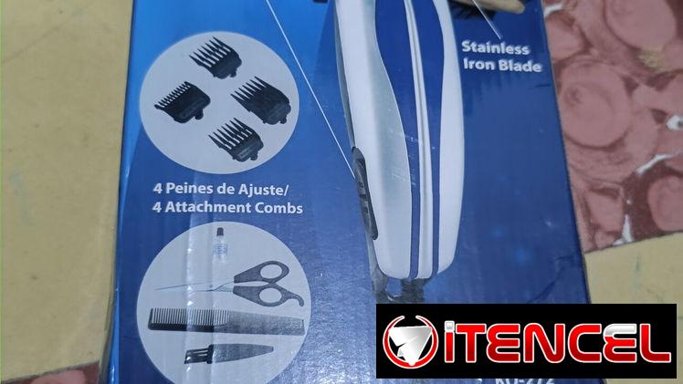 Máquina de pelar nueva en su caja. Trae palanca, peines, tijera, etc