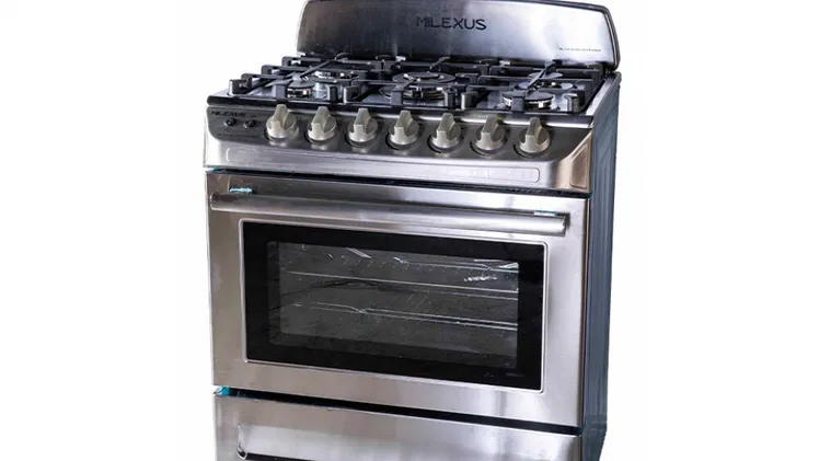 Estufa de Acero Inoxidable:  – Marca: Milexus – 5 quemadores  – Estufa a gas – Autoencendido –