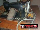 Máquina de coser con motor y mesa