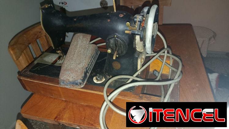 Máquina de coser con motor y mesa