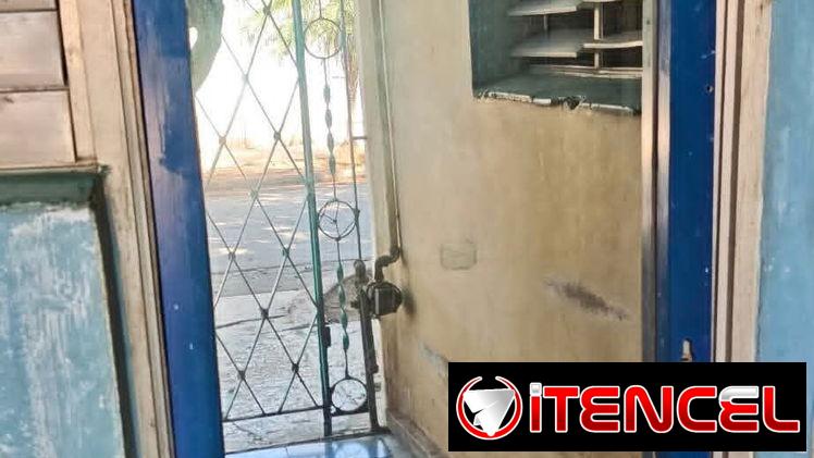 Puerta  con borde de aluminio en perfecto estado con precio ajustable dependiendo del lugar