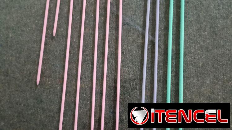 Estambre , agujas de tejer e hilo de bordar