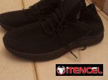 Tenis negros nuevos de engomados. Acepto mn y transferencia