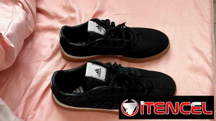 Vendo par de zapatos negros nuevos