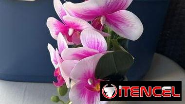Macetas con flores artificiales