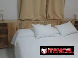 Espaldar de cama en Madera con estantes laterales