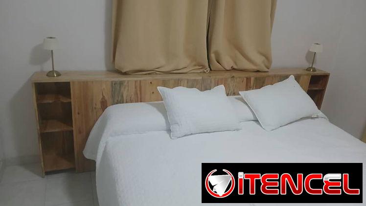 Espaldar de cama en Madera con estantes laterales