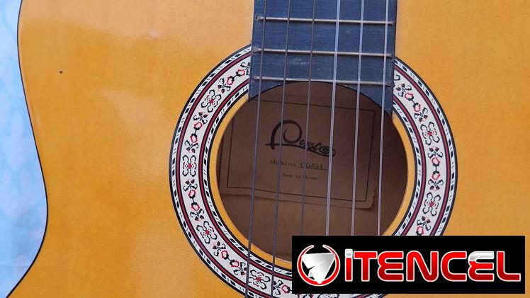 Vendo guitarra acústica poco uso con su funda y cuerdas de repuesto