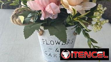 Macetas con flores artificiales