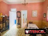 Se vende casa puerta calle con garaje en el Vedado, a una cuadra de la embajada de Estados Unidos y del malecón