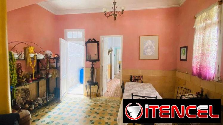 Se vende casa puerta calle con garaje en el Vedado, a una cuadra de la embajada de Estados Unidos y del malecón