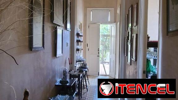 Se vende una casa neocolonial en zona muy céntrica de Morón