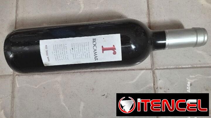 Botella de vino tinto (España). Bodega Rocamar 75cl