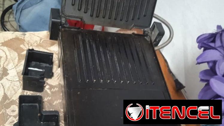 Se Vende Fogón de gas de cuatro (4) hornilla de uso.