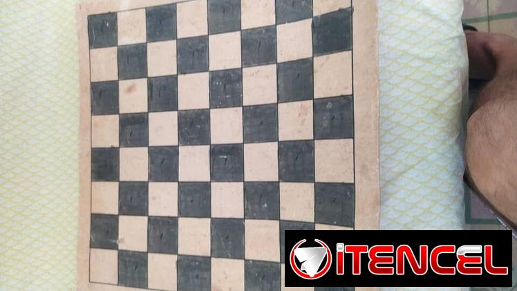 TABLERO DE CARTÓN PARA AJEDREZ. 100 CUP. REGULAR ESTADO DE CONSERVACIÓN.