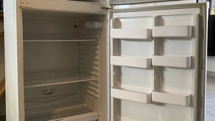 Refrigerador con Máquina funcionando