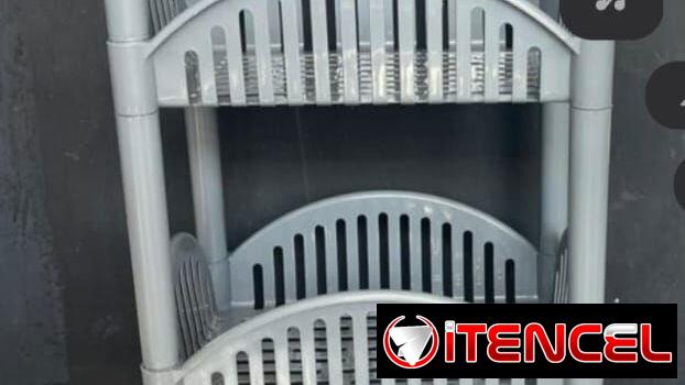 Venta de estantes plásticos, cubos con tapa, velas, fosforeras, pasta de dientes.