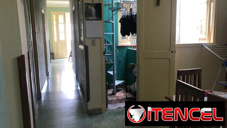 Se vende casa semi independiente, en la Habana Vieja.