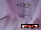 Camisa Blanca de uniforme de niño de primaria.