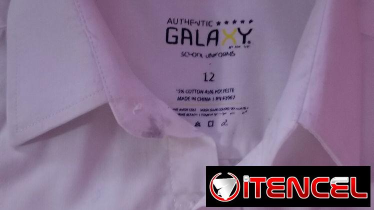 Camisa Blanca de uniforme de niño de primaria.