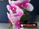 Macetas con flores artificiales